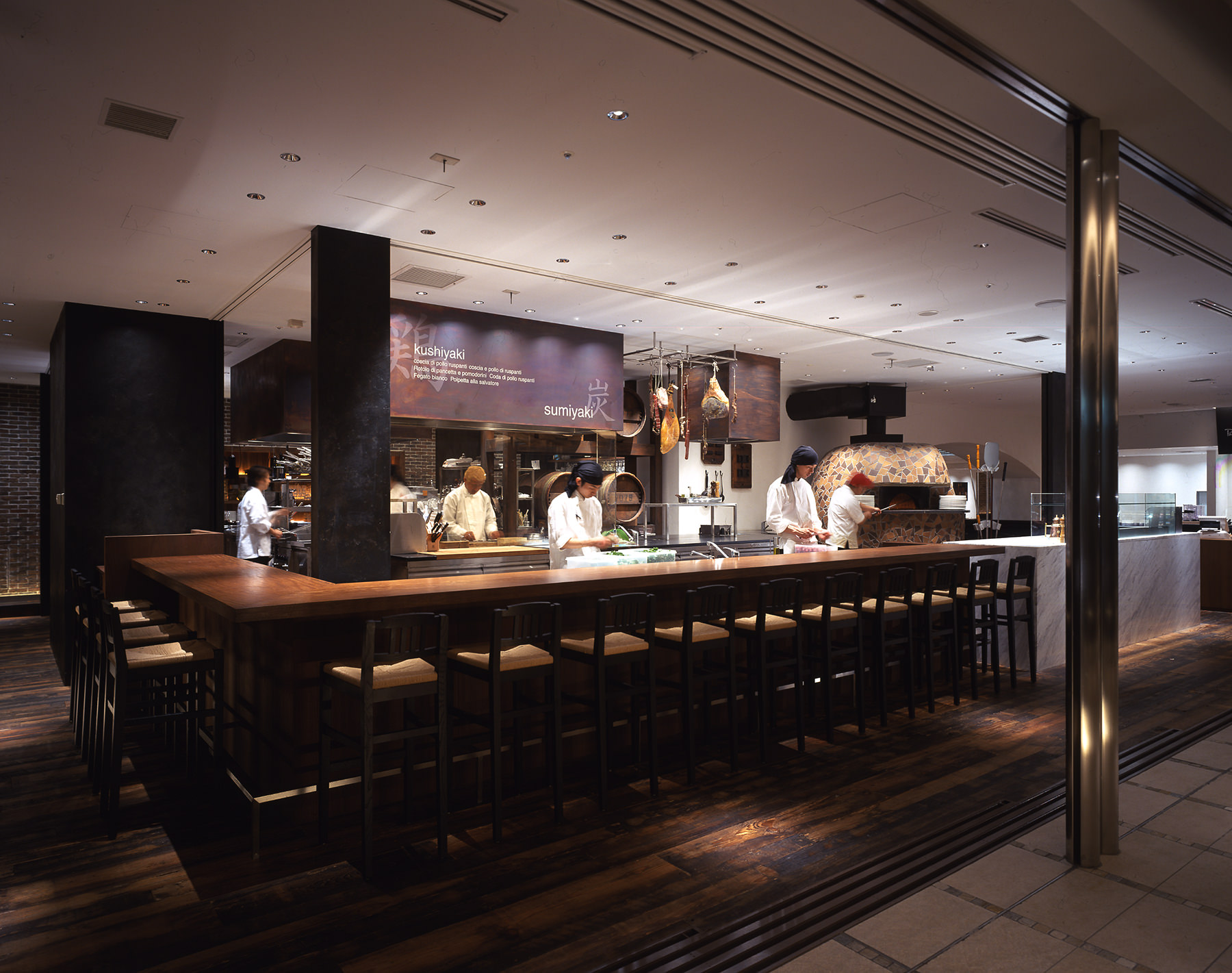 Pizza Salvatore Cuomo & BAR + Paul Bassett 新宿野村ビル店